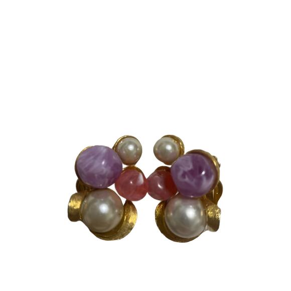 Vintage Pastel Pink Purple Faux Pearl Gold Tone Cluster Clip On Earrings - Picture 1 of 9